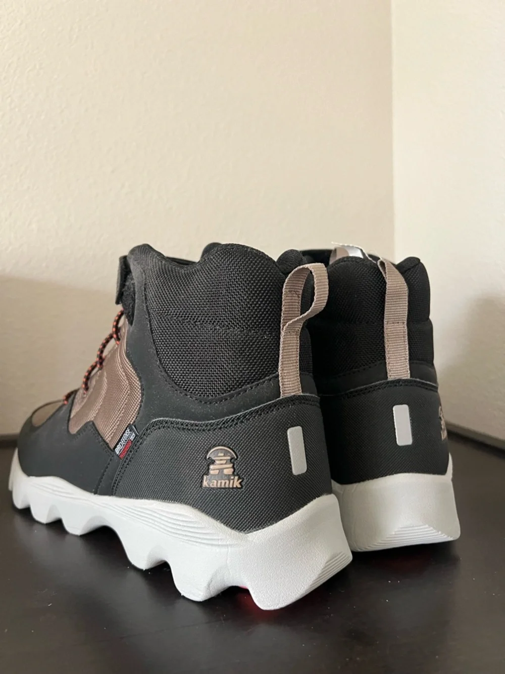 Kamik Men’s Fossil Lynx Waterproof Lace up Boots Size 8